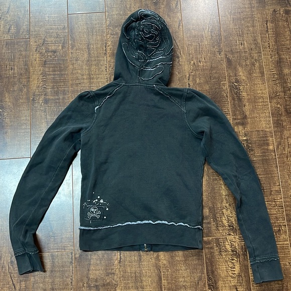 Billabong zip Up Sweater with roses and Skulls - Picture 4 of 5